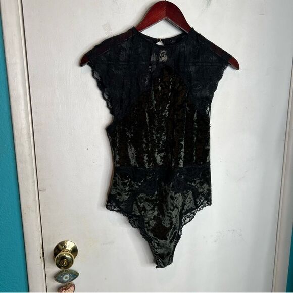 Victoria's Secret Size medium Green Black Velvet Lace Cutout Thong Bodysuit - Picture 2 of 10